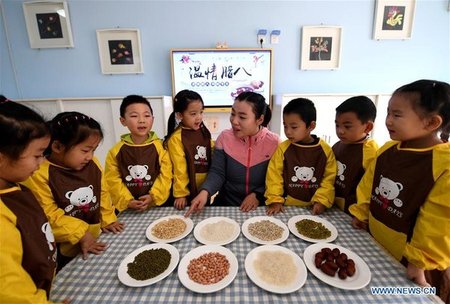 Children Learn to Make Laba Porridge, Laba Garlic at Kinderg