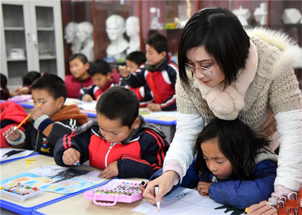 Pupils in Mountainous Area Enjoy Aesthetic Education Class