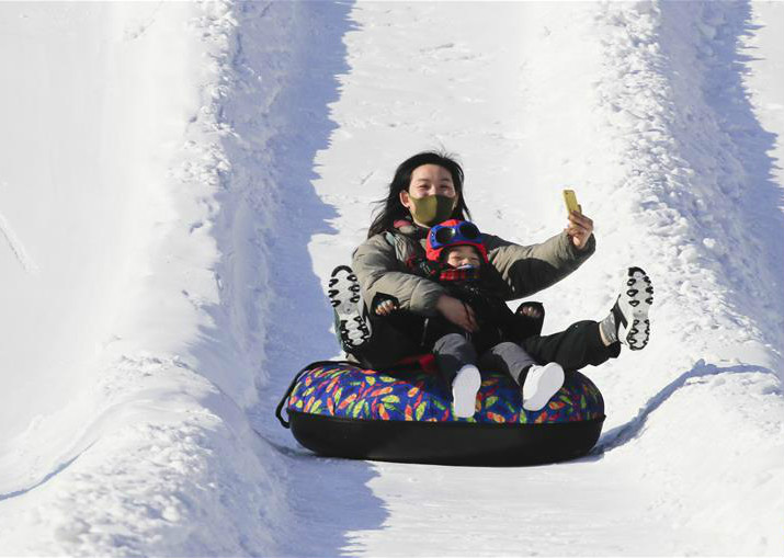 People Enjoy Leisure Time in Winter Across China